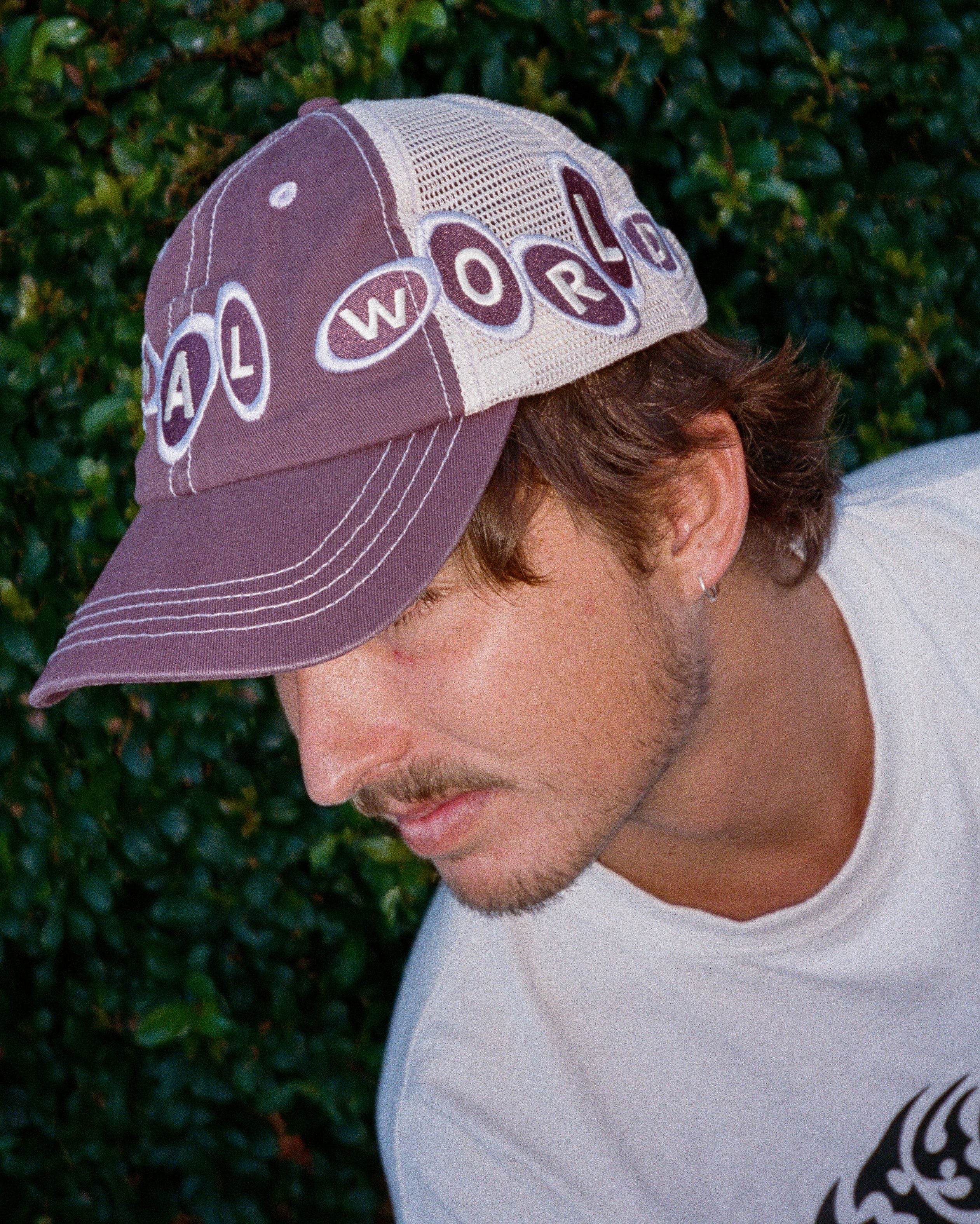 EPOKHE CAVE TRUCKER キャップ